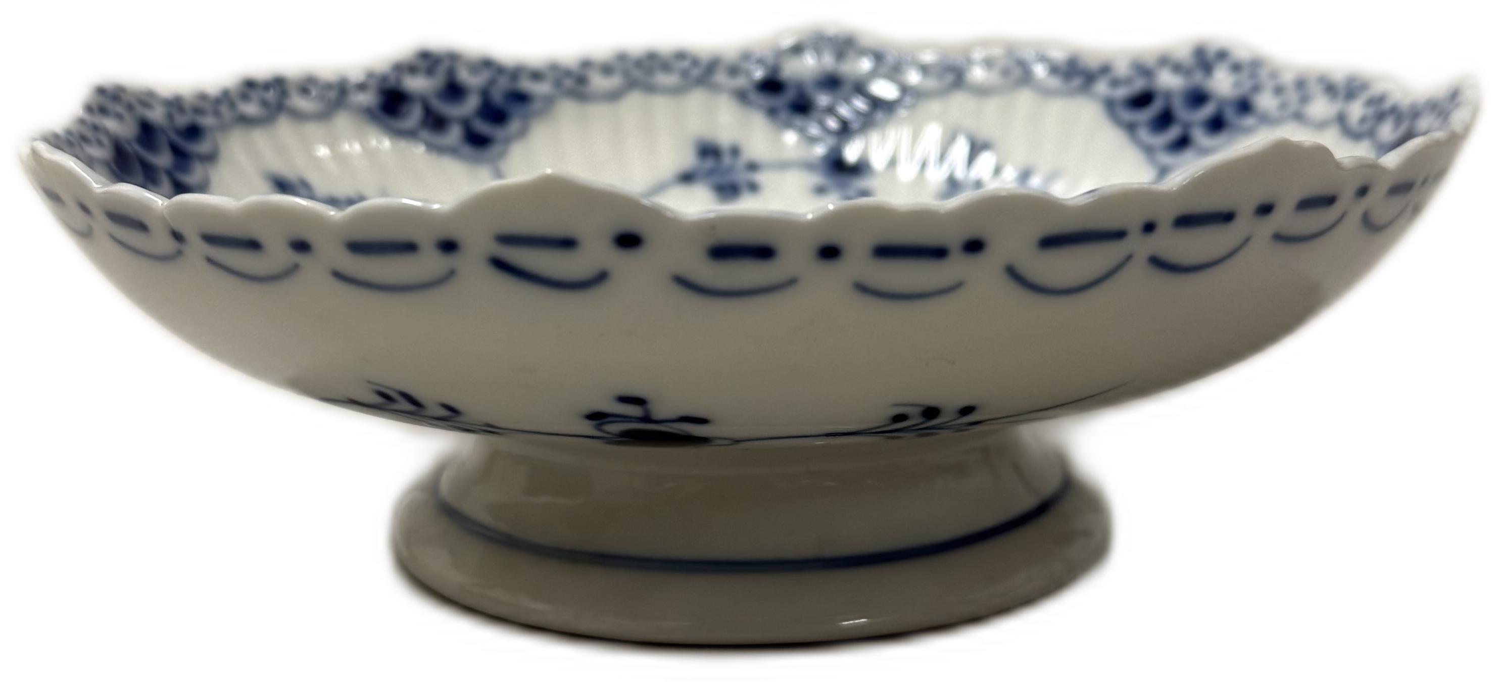 Royal Copenhagen musselmalet porslinsfat med blått blommönster