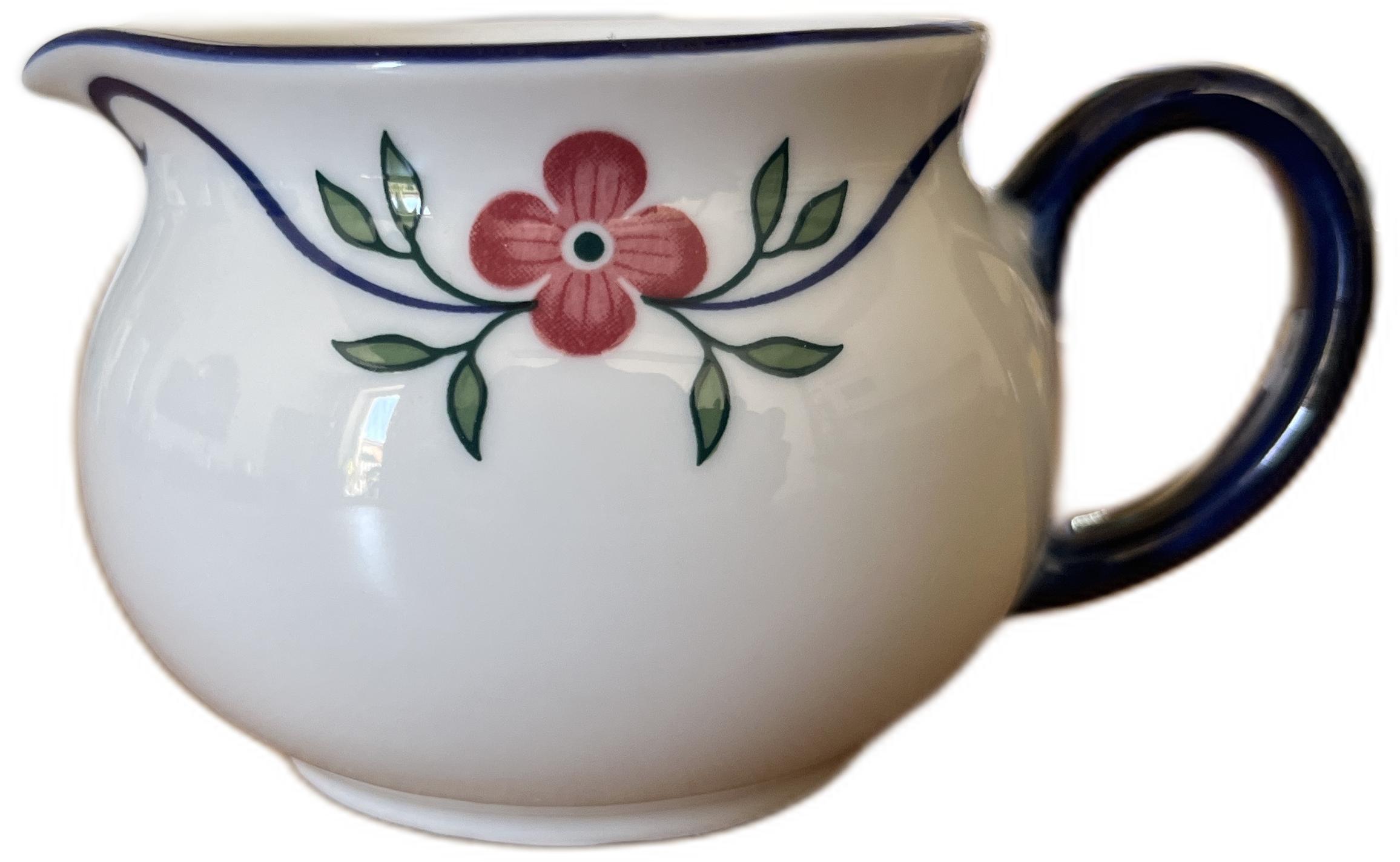 Gräddkanna i porslin med blomstermönster